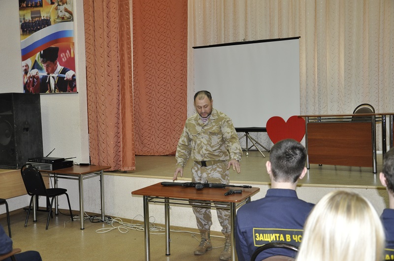 Сегодня состоялись открытые занятия со студентами по начальной военной подготовке, которое провели казаки –наставники нашего института.