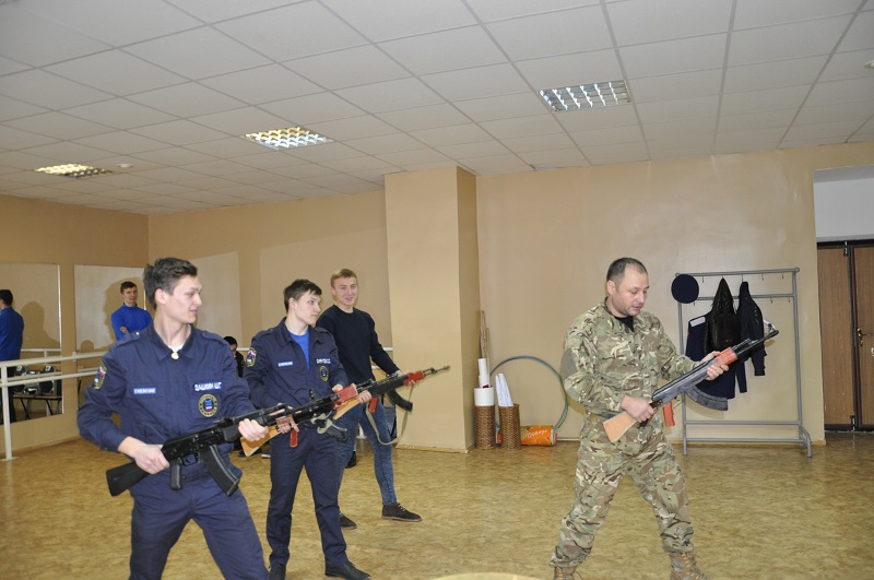 Сегодня казаки-наставники нашего института провели занятия по рукопашному бою для студентов первокурсников и казачьей дружины.