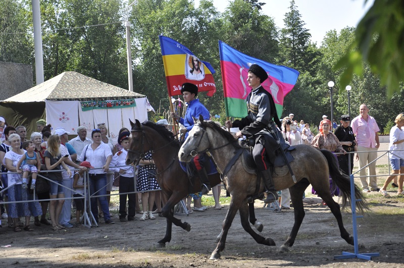 Традиционно, в пятый юбилейный год, в городе Балашове Саратовской области прошел фестиваль казачьего творчества и культуры «Казачий разгуляй на Хопре».