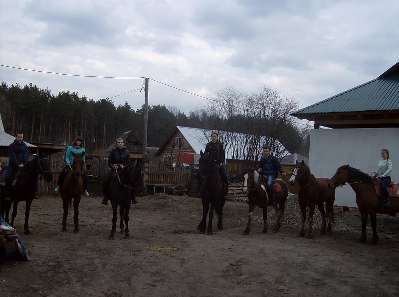 Студенты "Техносферной безопасности" и наши будущие студентки провели совместное занятие в конно-спортивном клубе "Метелица".