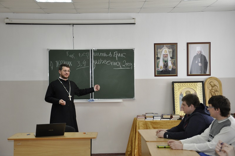 Сегодня в духовно- просветительском центре нашего института состоялась встреча с духовником наших студентов протоиереем отцом Александров Овцыновым.